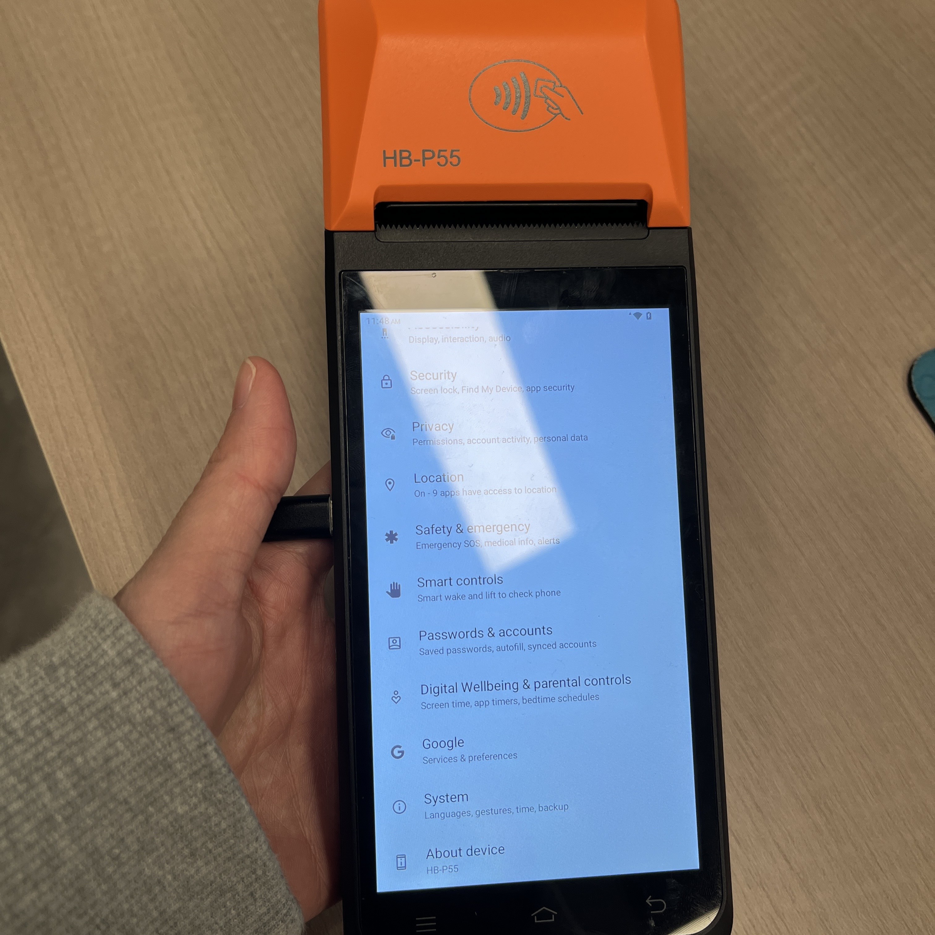 Android POS Terminal With 720*1280 IPS Screen And Wireless Connectivity