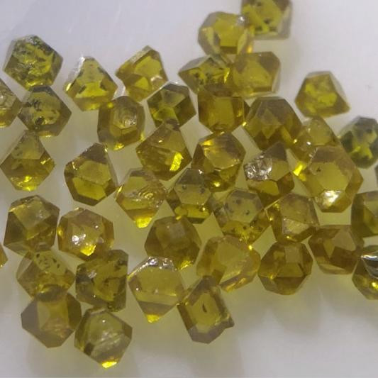 Raw Mono Crystal Industrial Diamond Grit Sharp Corner MCD Yellow Hpht Rough Diamond