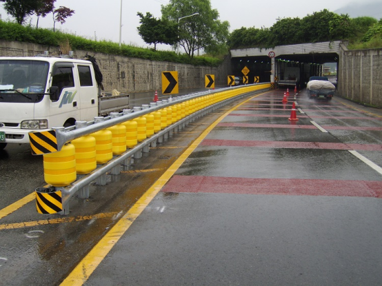 Roadway Traffic Rolling Type Safety Crash Barrier Eva Highway Safety Roller Guardrail