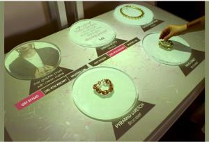 China 3D Sensing Technology Interactive Showcase Retail Digital Display For Shop on sale