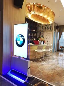 China 55Indoor QLED Floorstand Ultrathin Moveable Digital Signage Poster Monitor Android Double Side Lcd Screen Kiosk on sale