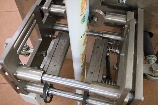 High accuracy Automatic potato chips/candy/green pean/cashew nut/peanuts Vertical Packing Machine TCLB-160A(Hot sale)