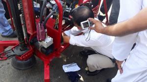 Teaching the workers how to adjust hydraulic system