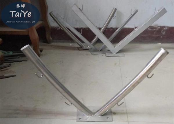 Quality Round Tube Barbed Wire Fence Post V Razor Wire Brackets With 4 Strands for sale