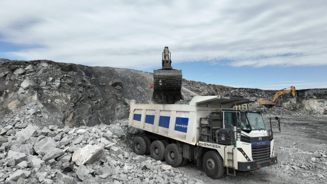 Mining Equipment off-Highway Wide-Body Tipper Open Pit Mining Trucks