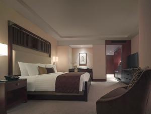 China Luxury Zebrano Veneer Finished High End Bedroom Furniture Set / Full Size Bedroom Sets on sale