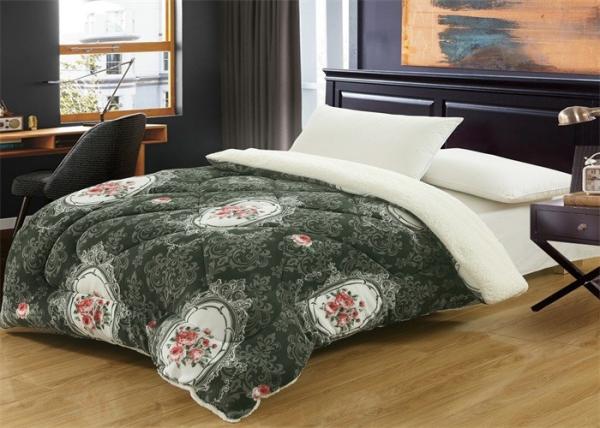 Quality Customized Color Winter Quilt Sets Straight / Oblong Shape With ISO9001 Certificated for sale