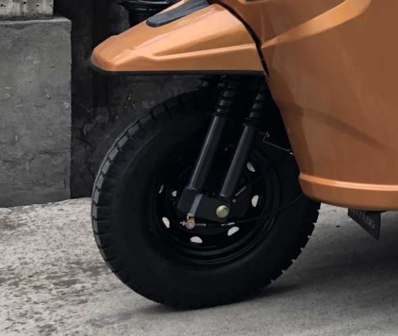 Powerful 200/250/300CC water-cooled engine 3 wheel motorcycle with semi cabin perfect