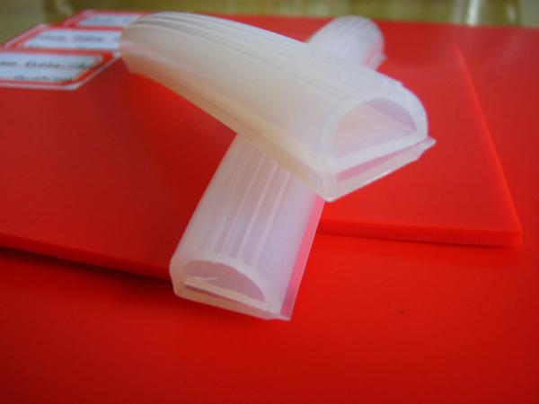 Quality Various Shaped Extruded Silicone Rubber Profiles High Tear Strength For Freezers for sale