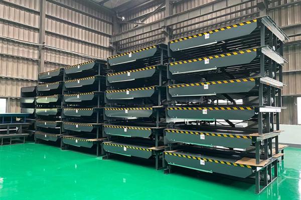 Quality 8 mm Thickness Outside Industrial Dock Levelers 25000-40000LBS Capacity for sale