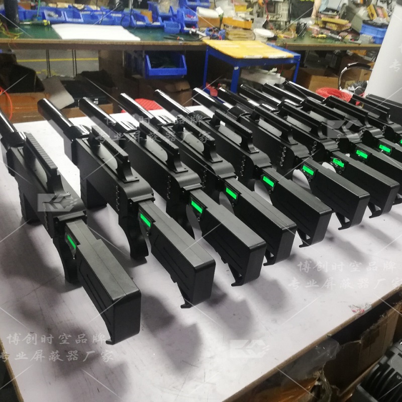 900m / GPS / 2.4g/5.8g four band frequency UAV jammer 1500m one key drive off forced landing and return shielding UAV