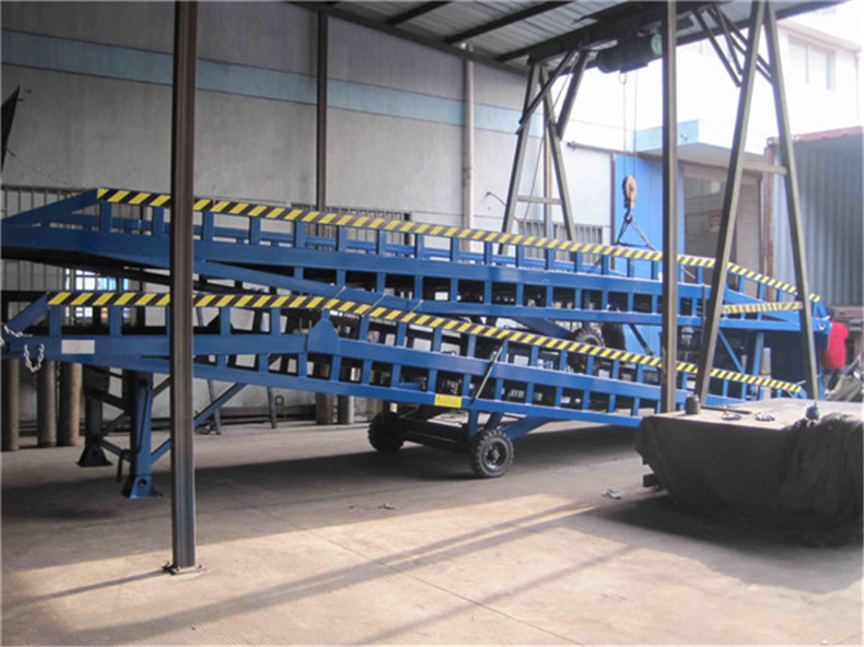 Mobile Hydraulic Adjustable Container Loading Ramps with 0.9m - 1.8m Lifting Height