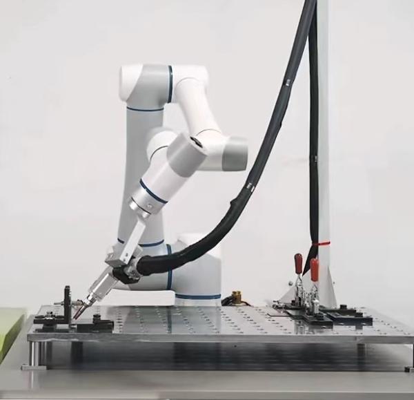 Quality 1300mm Range Collaborative Robots For Triangular Spiral Welding for sale