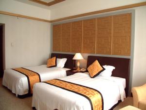 Buy cheap Economic Oak Finished Hotel Bedroom Furniture Sets King-Size / Double Size Bed product