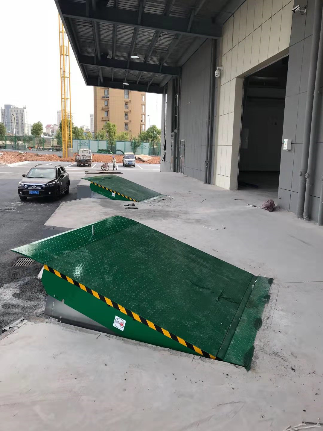 Hydraulic Dock Ramp, Loading Dock Equipment , Hydraulic Dock Leveler Anti Skid Checkered Plate Platform