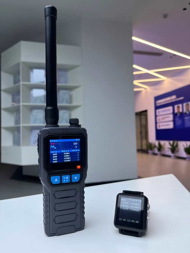Handheld Drone Detector with Spectrum Sensing Technology for Effective Drone Detection and Identification 3