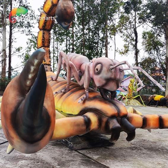 Quality Lifelike Realistic Animatronic Animals Scorpions Fight With Ants Sun Resistance for sale
