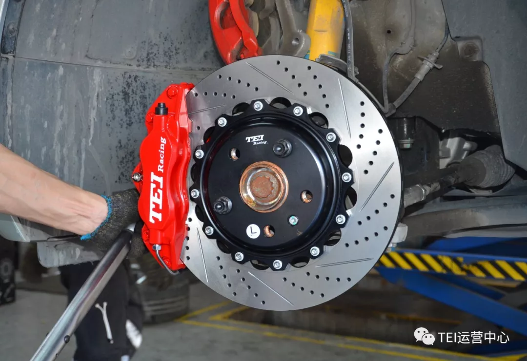 Front Big Brake Kit 4 Piston Caliper With 330x28mm Rotor BBK Auto Brake System For Volkswagen Magotan 17 Inch Car Rim