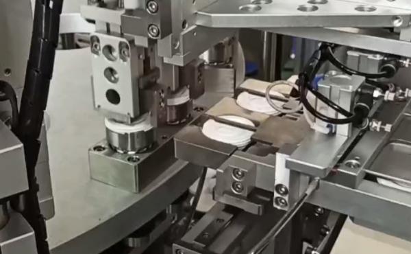 Stable Running Cap Screwing Machine With Servor Motor Drive Low Wear Simple