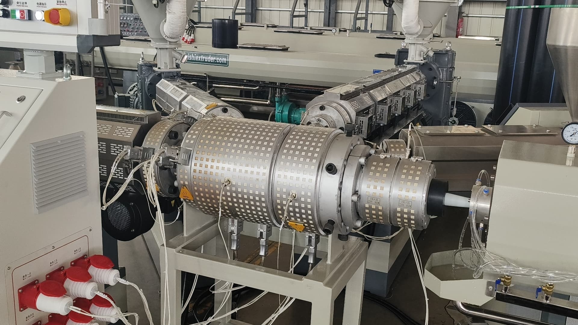 1-10m/min Production Speed PE Pipe Extrusion Line with 0-89rpm/min Extrusion Screw Speed and 9 Meters Long Vacuum Tank