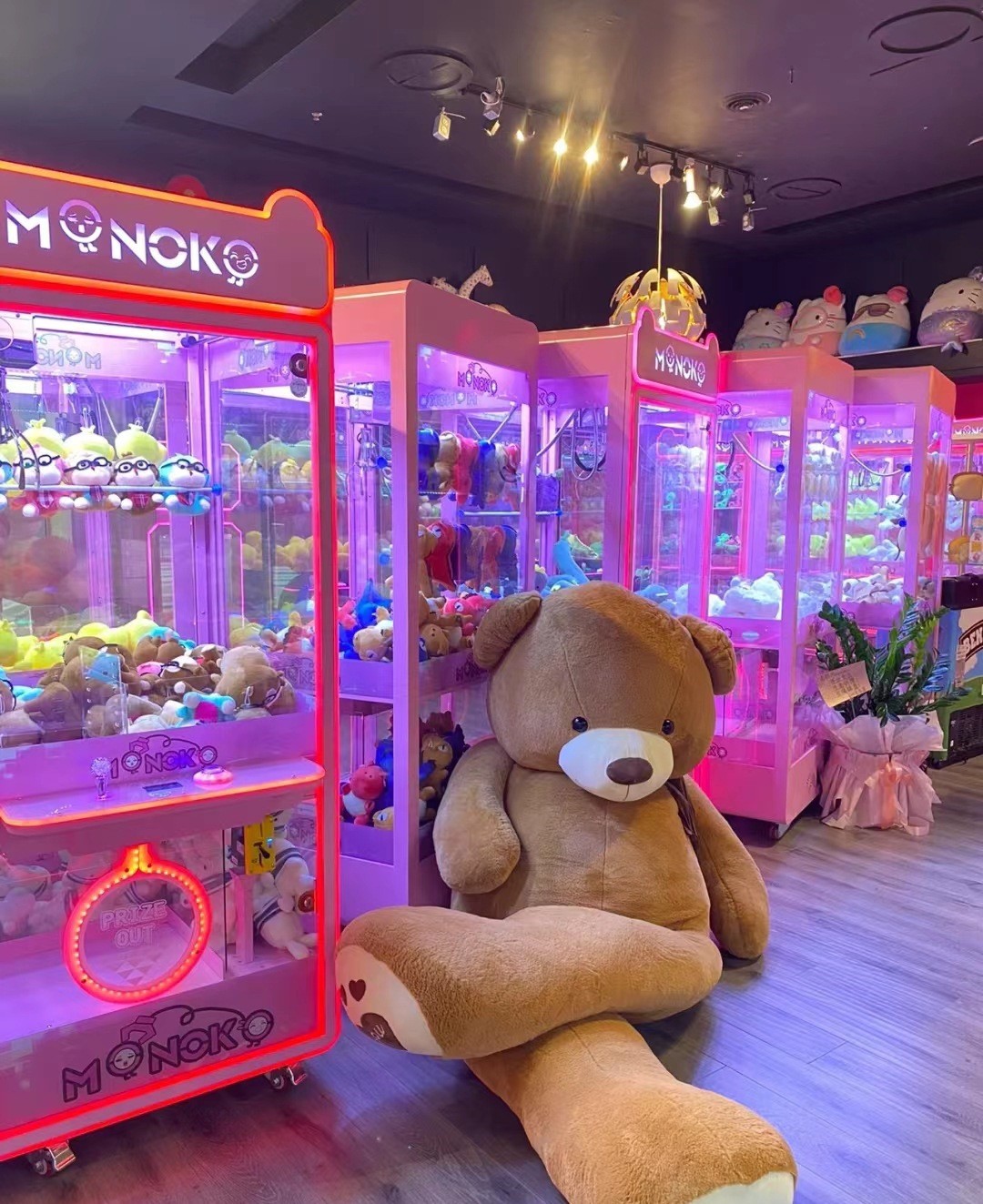 Customized Coin Operated Toy Vending Arcade Doll Claw Machine with Bill Acceptor