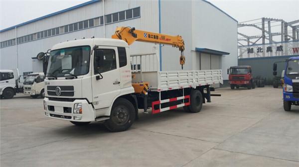 Quality Dongfeng 4x2 Truck Mounted Telescopic Crane 6.3 Ton With Telescoping Boom Crane for sale