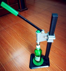 China Screw Manual Bottle Capping Machine , Semi Automatic Bench Top Capper on sale