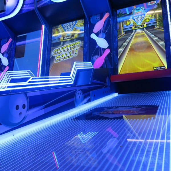 Lane Master Twin 2 Players Arcade Bowling Game Machine With Video Display