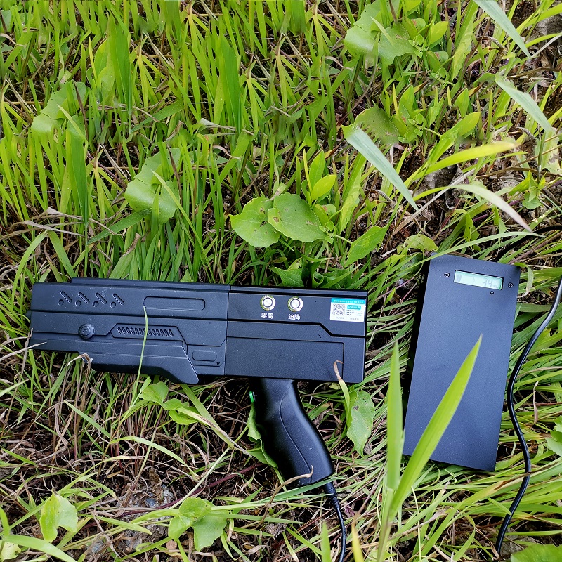 The hand-held aviation control equipment is 1200 meters away from the UAV jammer that can drive away and return with