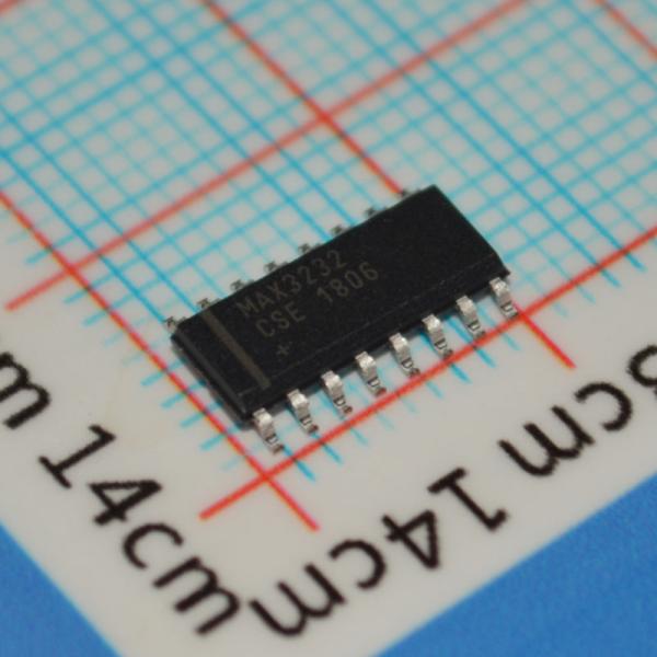 MAX3232CSE 3V-5.5V RS-232 Transceiver 250kbps 2Tx/2Rx ±15kV ESD Protection 0.1μA