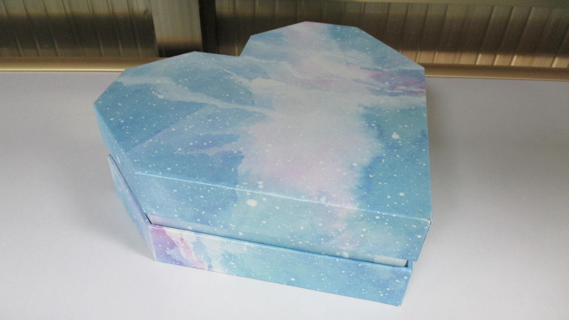 Customized Sizes and Double Layer Heart Shape Box for Strawberry Chocolate Luxury Box