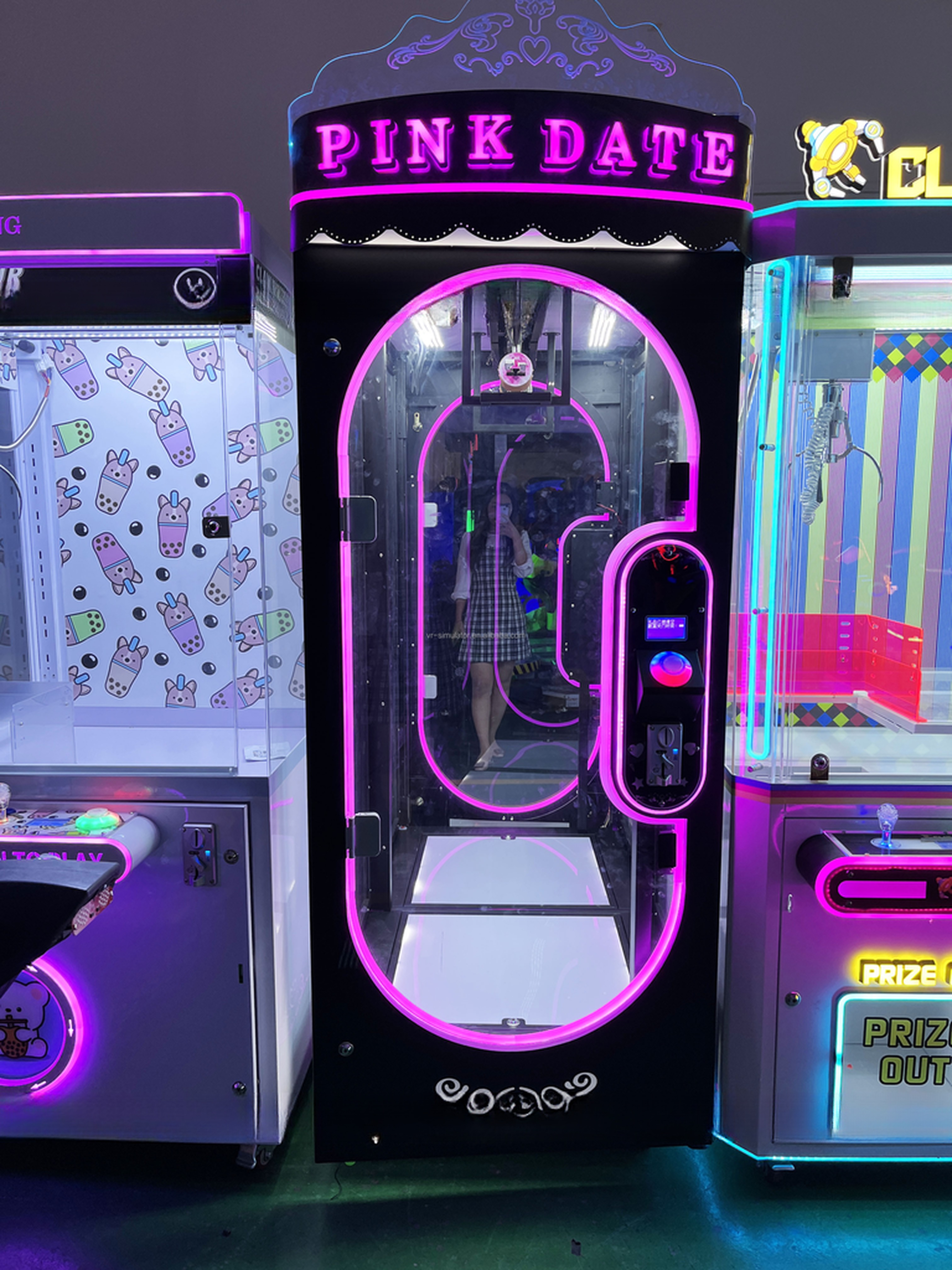 Dreamland Coin Operated Pinks Date Scissors Game Machine Crane Claw Machine Cut Prize Toys Machine