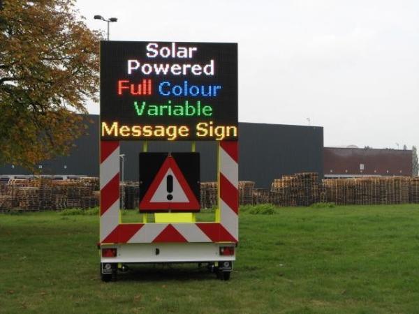 Quality Full Color Portable Variable Message Sign Solar Powered With Amber Color for sale