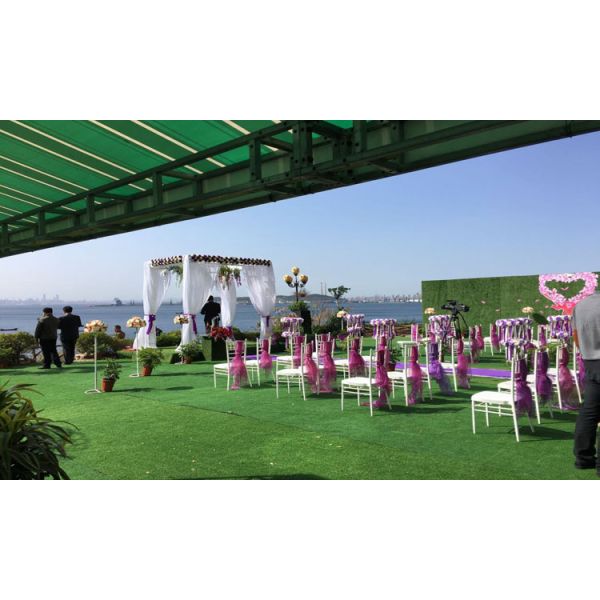 Natural looking synthetic grass for wedding decoration
