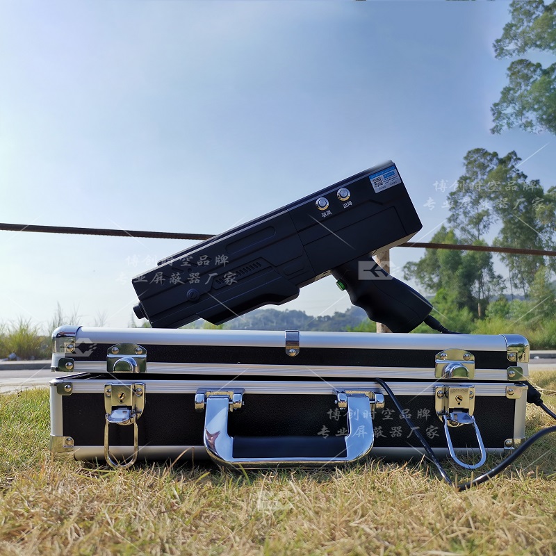 The hand-held aviation control equipment is 1200 meters away from the UAV jammer that can drive away and return with