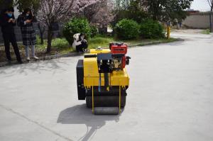 Dynamic Small Vibrating 5.9L Manual Road Roller Machine
