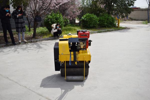Quality Dynamic Small Vibrating 5.9L Manual Road Roller Machine for sale