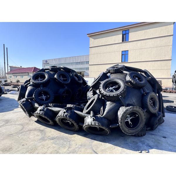 High Strength Pneumatic Rubber Fender Inflatable Design For Large Tankers Bulk Carriers Floating Marine