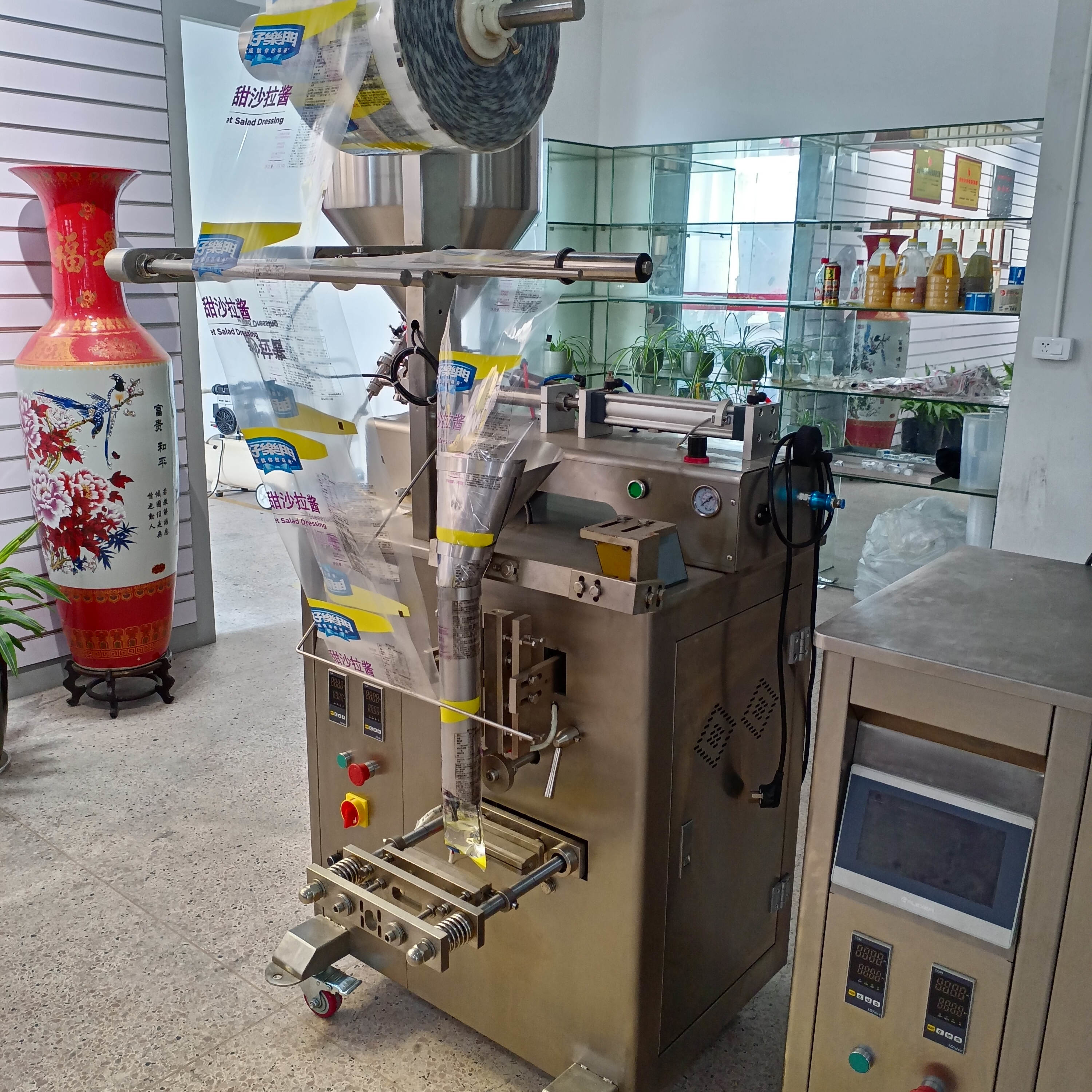 Heat Plastic Food Pouch Sachet Tomato Paste Filling Sealing Multi-function Packaging Machine