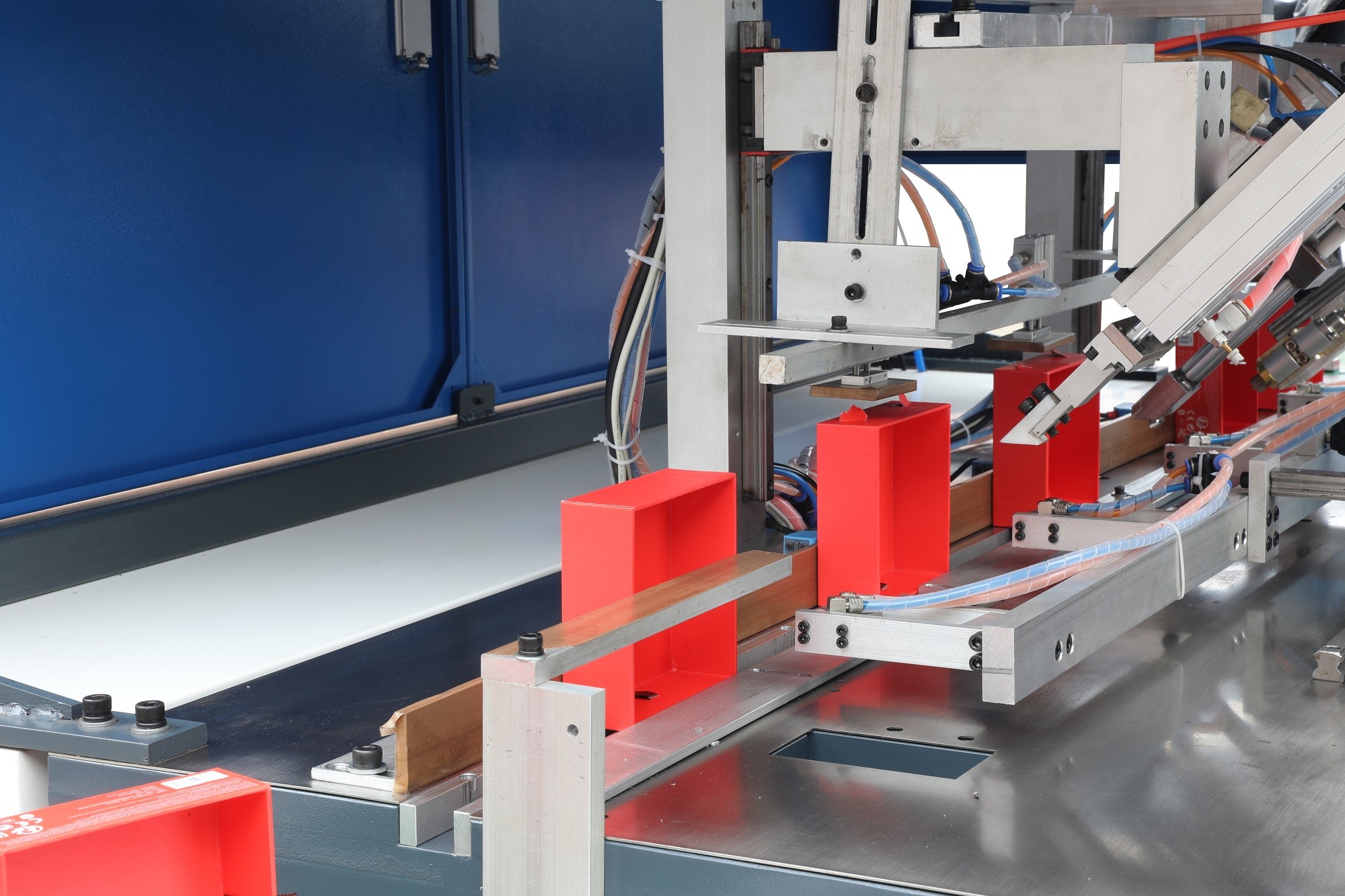 Automatic Ribbon Inserting Machine For Jewelry / Greyboard Boxes
