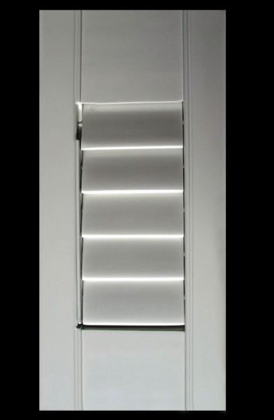 Quality indoor 100% basswood plantation shutters for windows and doors with hidden tilt bar for sale