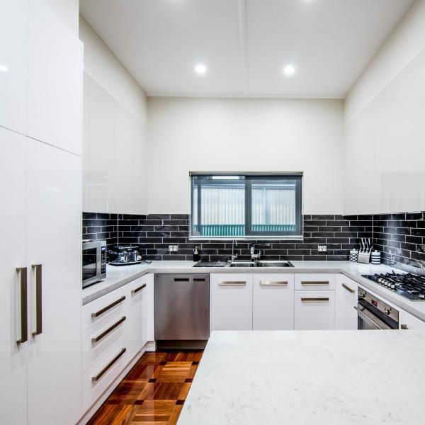 Quality Family Kitchen Cabinet Design White Simple High Gloss Kitchen Cabinet With Handles for sale