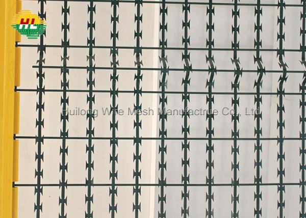 Quality 2.5mm Concertina Wire Fence Green PVC Coated with Rectangle Shape Hole for sale