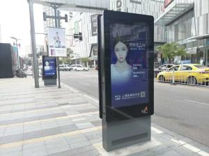 Floor Standing Outdoor Digital Signage Kiosk Wifi LCD Advertising Display