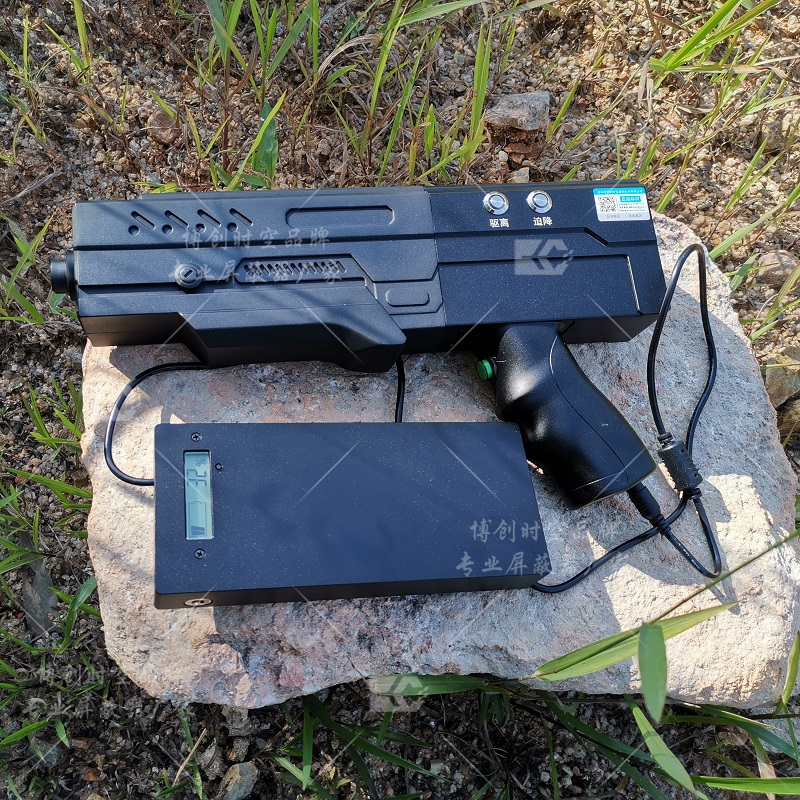 The hand-held aviation control equipment is 1200 meters away from the UAV jammer that can drive away and return with