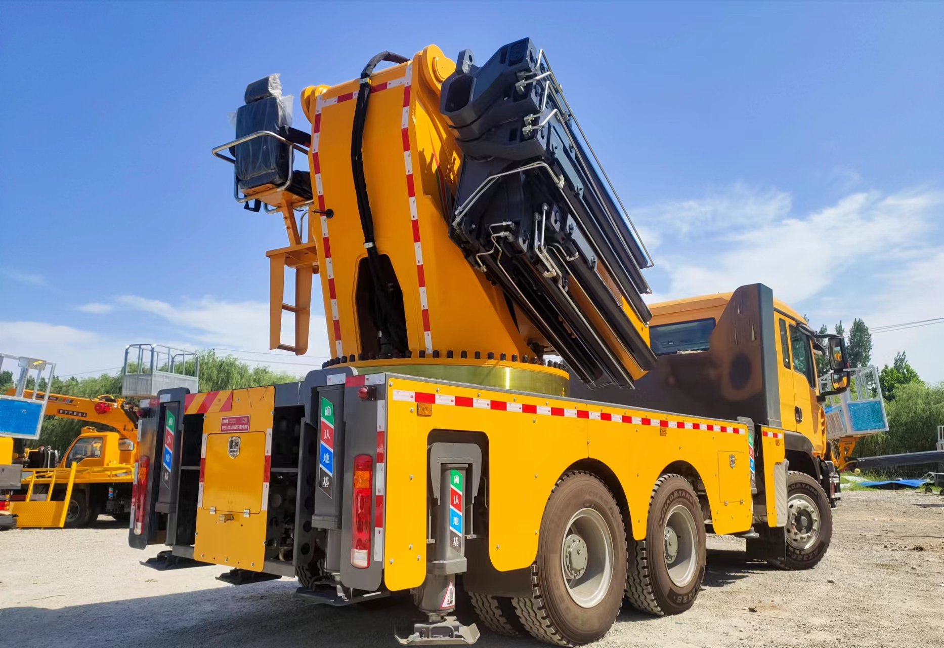 Durable Knuckle Boom Crane 38T/80T Truck Mounted Crane