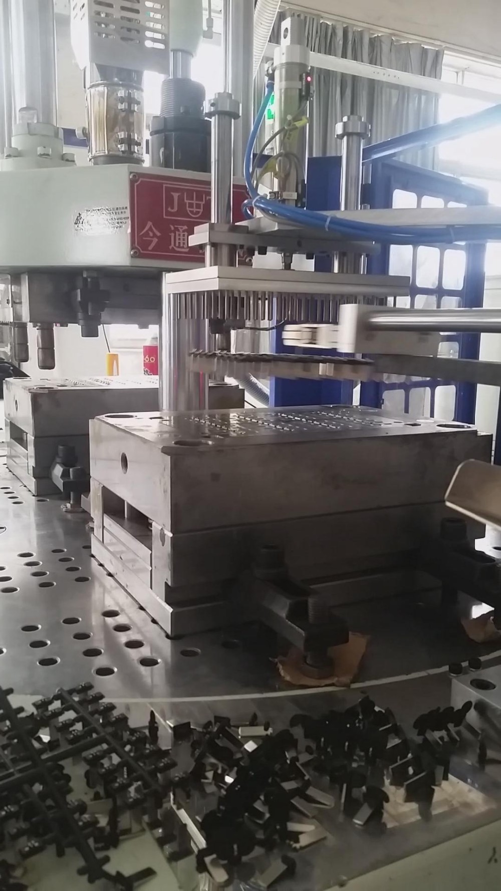 High Productivity Rotary Table Vertical Plastic Injection Moulding Machine 200T