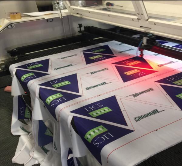 Polyester Fabric Vision Laser Cutting Machine For Flag Display Signage And