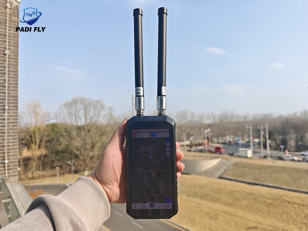 High-Quality 0~3km Ultra Long Distance 70MHz~6GHz Ultra Wide Channel Signal Detection Handheld Detector for Anti Drone System