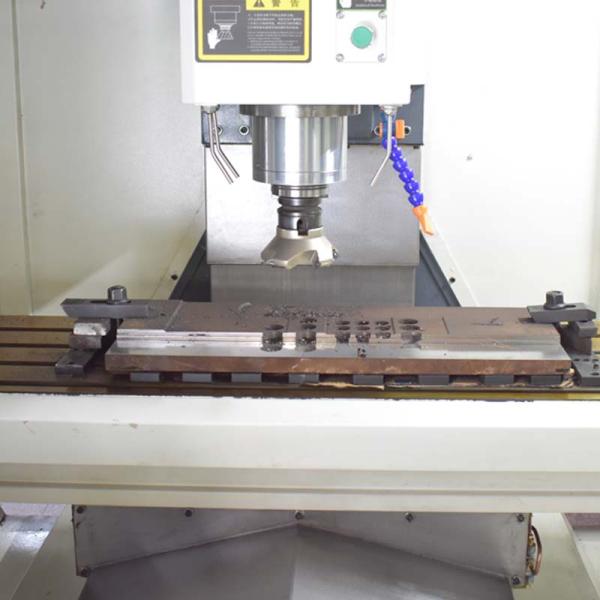 Industrial High Speed Vertical Milling Center Machine Center 1500x420mm Work Table